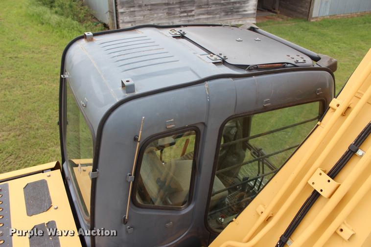 image for item L4996 2005 John Deere 200C LC excavator