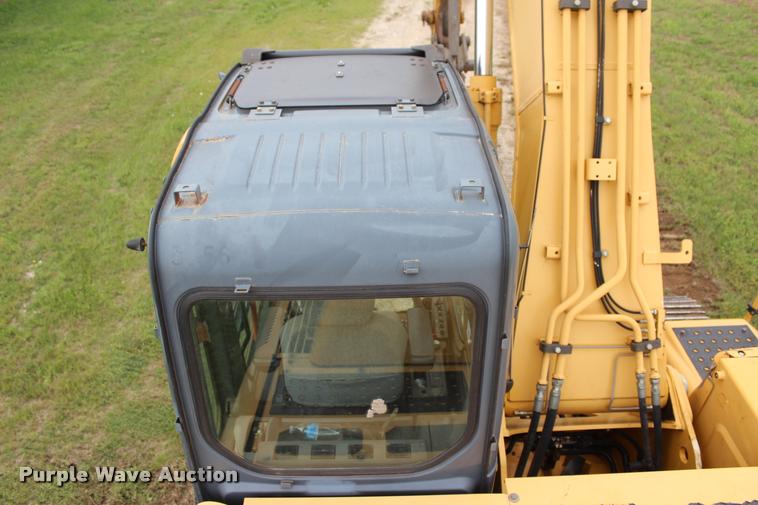 image for item L4996 2005 John Deere 200C LC excavator