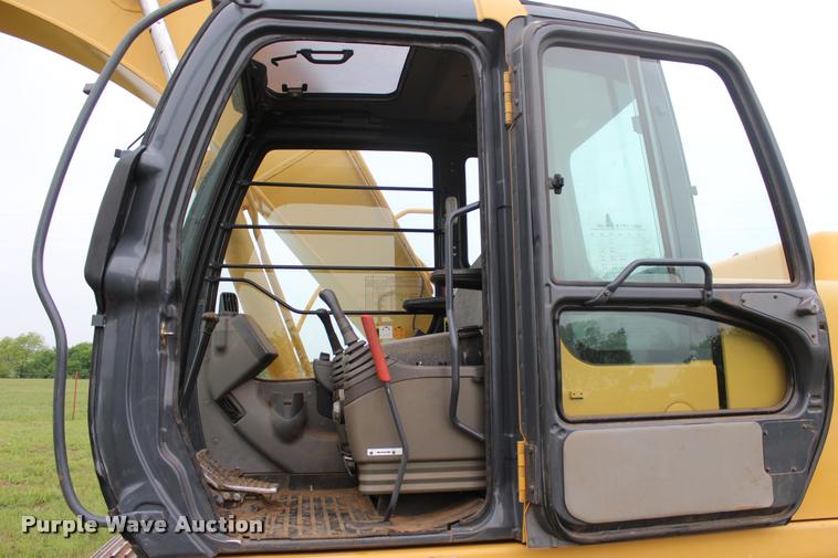 image for item L4996 2005 John Deere 200C LC excavator