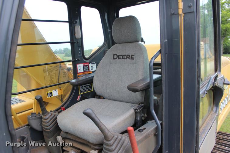 image for item L4996 2005 John Deere 200C LC excavator