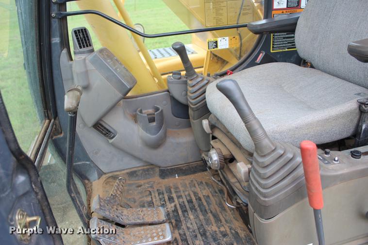 image for item L4996 2005 John Deere 200C LC excavator
