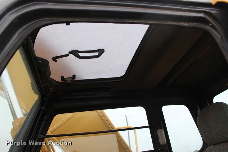 image for item L4996 2005 John Deere 200C LC excavator