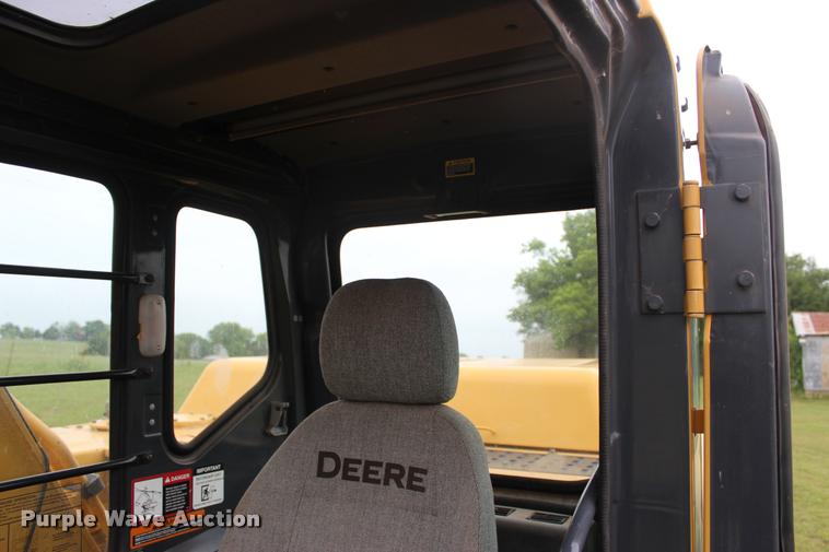 image for item L4996 2005 John Deere 200C LC excavator