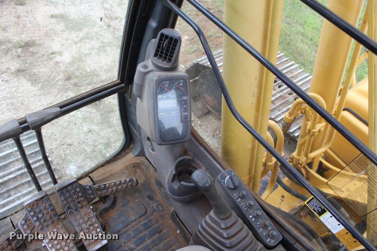image for item L4996 2005 John Deere 200C LC excavator