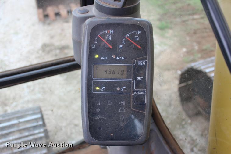 image for item L4996 2005 John Deere 200C LC excavator