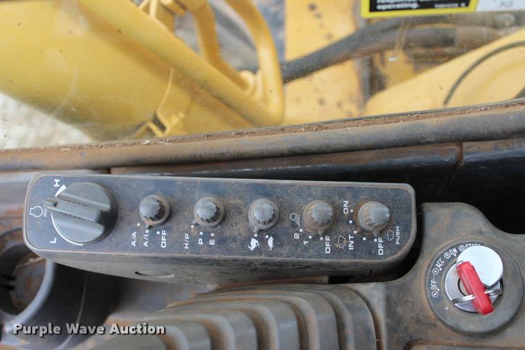 image for item L4996 2005 John Deere 200C LC excavator