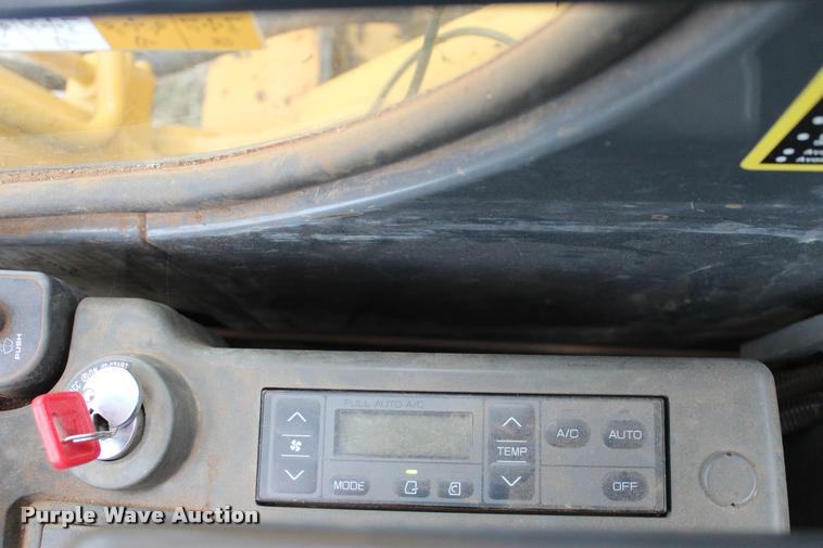 image for item L4996 2005 John Deere 200C LC excavator