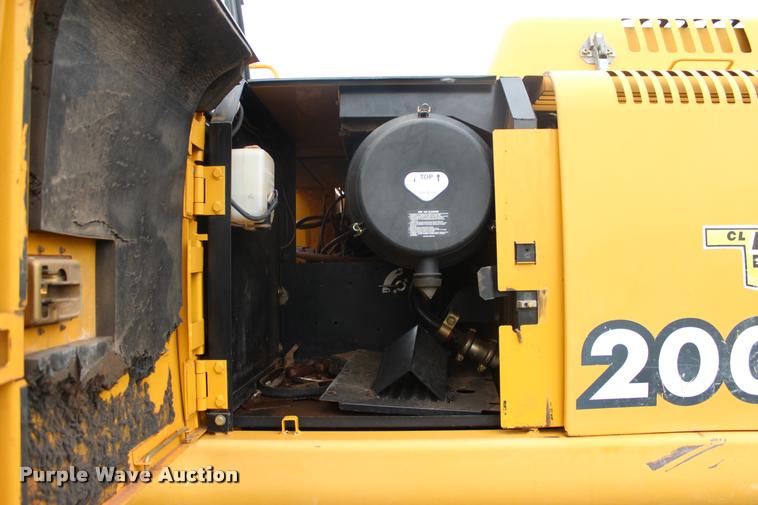 image for item L4996 2005 John Deere 200C LC excavator