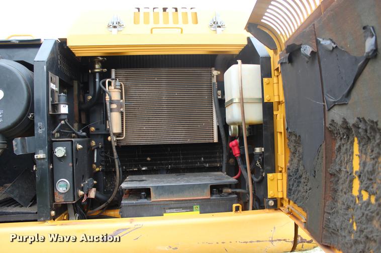 image for item L4996 2005 John Deere 200C LC excavator