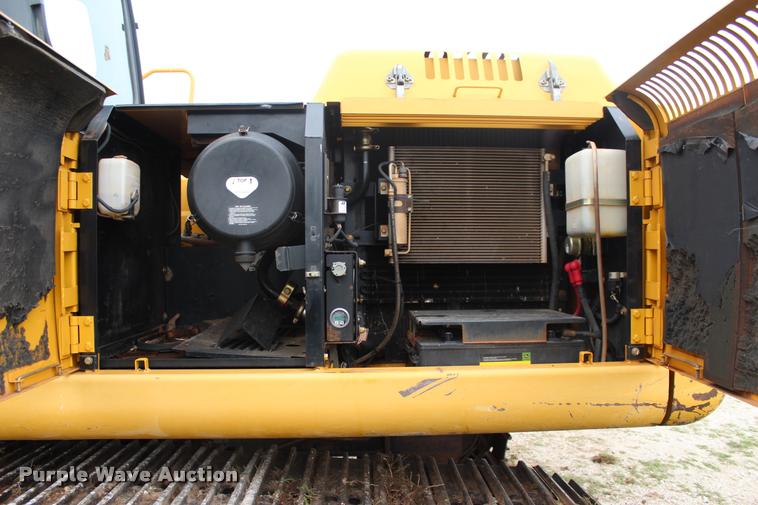 image for item L4996 2005 John Deere 200C LC excavator