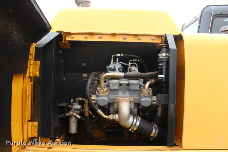 image for item L4996 2005 John Deere 200C LC excavator