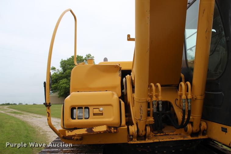 image for item L4996 2005 John Deere 200C LC excavator