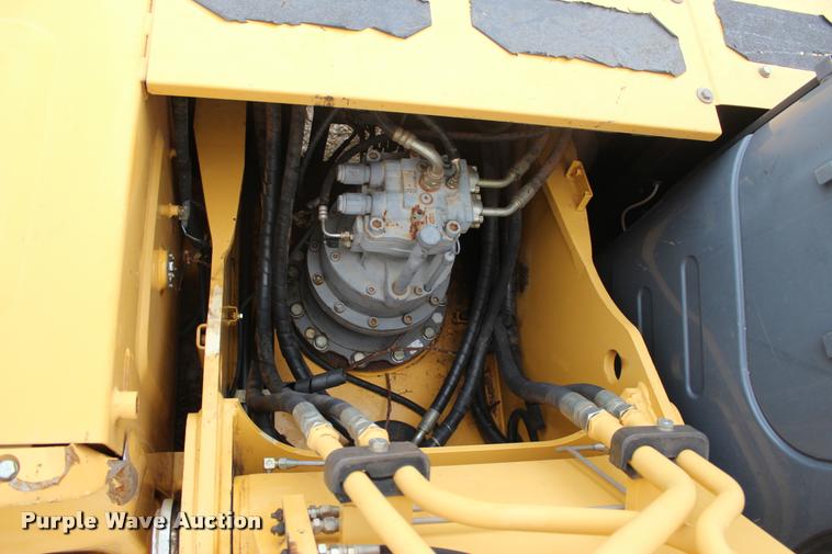image for item L4996 2005 John Deere 200C LC excavator