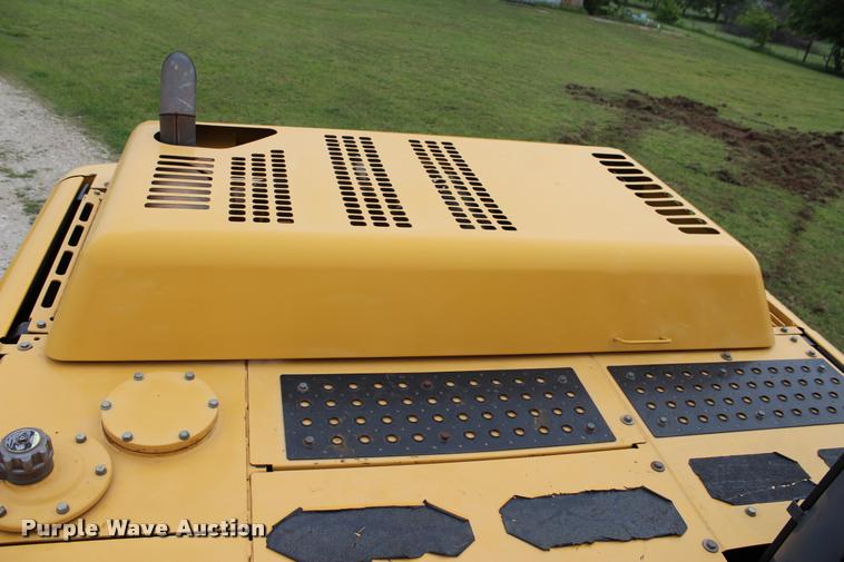 image for item L4996 2005 John Deere 200C LC excavator