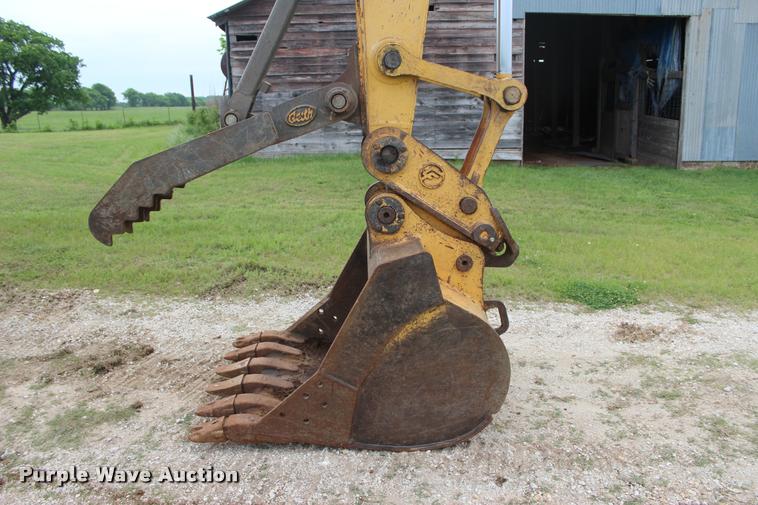 image for item L4996 2005 John Deere 200C LC excavator