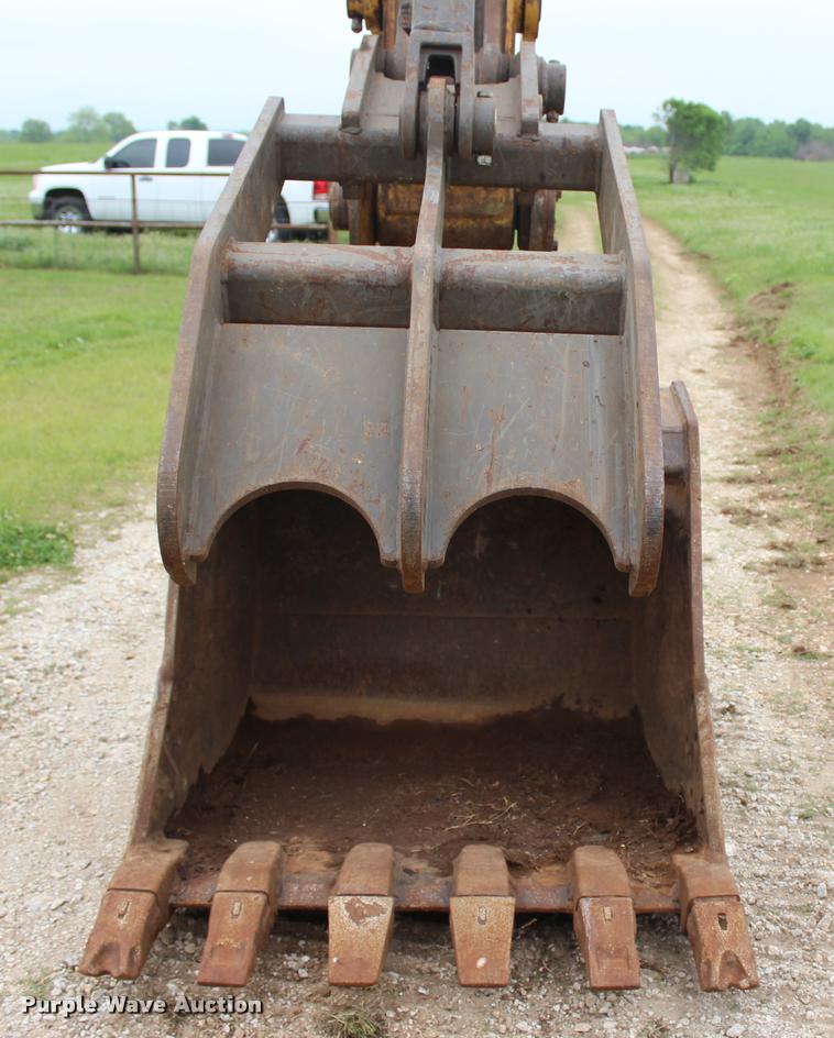 image for item L4996 2005 John Deere 200C LC excavator