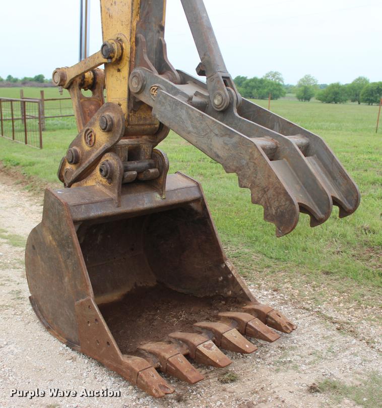 image for item L4996 2005 John Deere 200C LC excavator