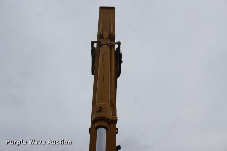 image for item L4996 2005 John Deere 200C LC excavator