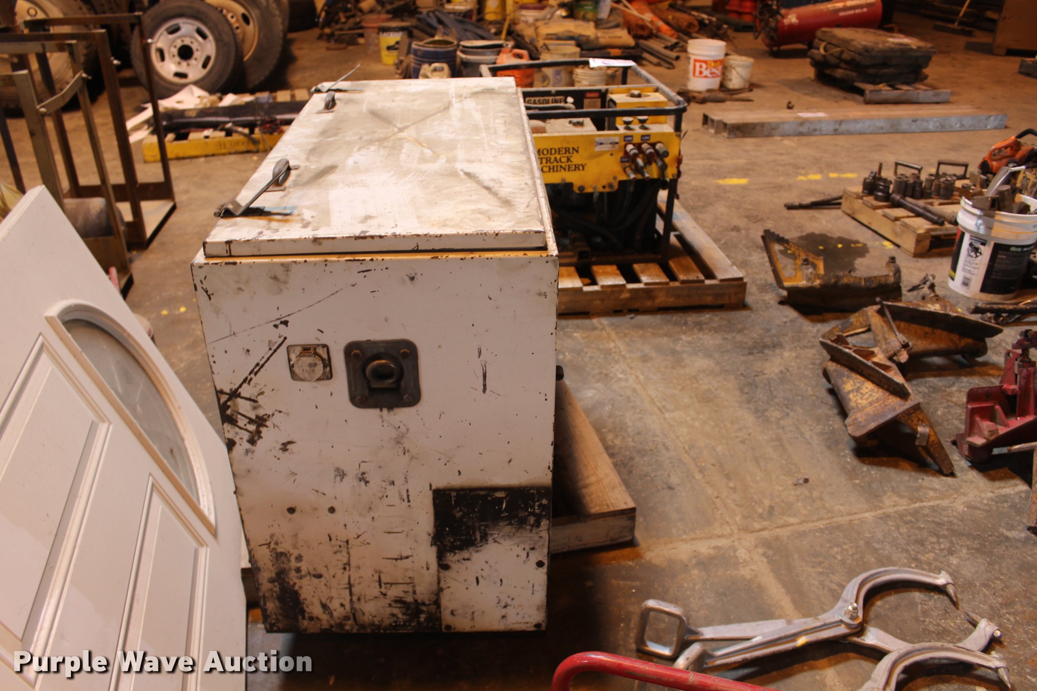 RoboLube rail greaser in Kansas City, MO Item DB7999 sold Purple Wave