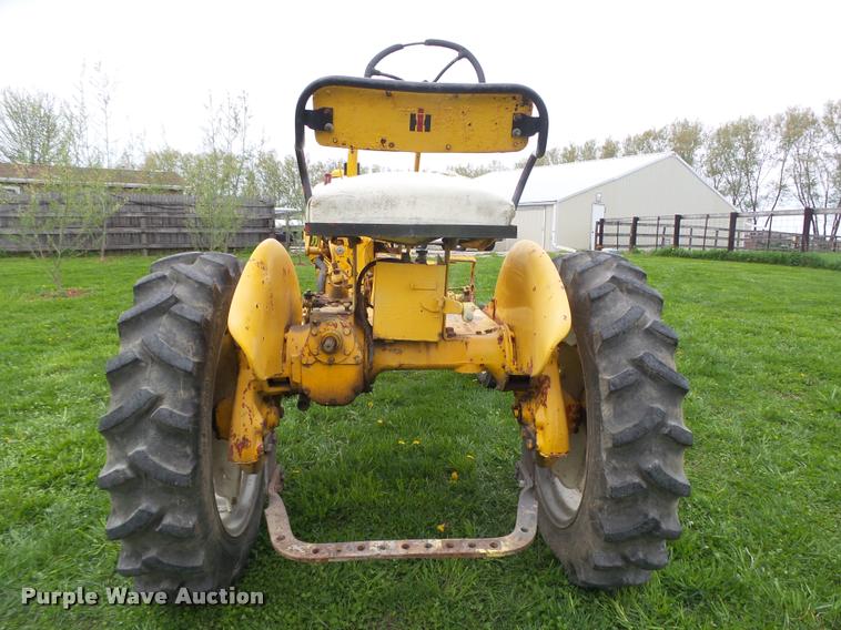 image for item AU9565 1967 International Cub tractor