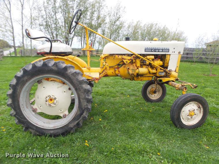 image for item AU9565 1967 International Cub tractor