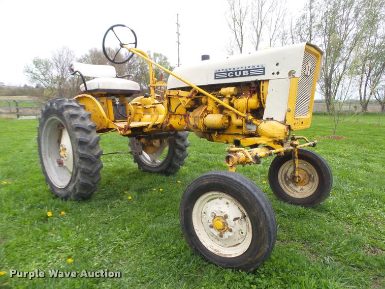 image for item AU9565 1967 International Cub tractor