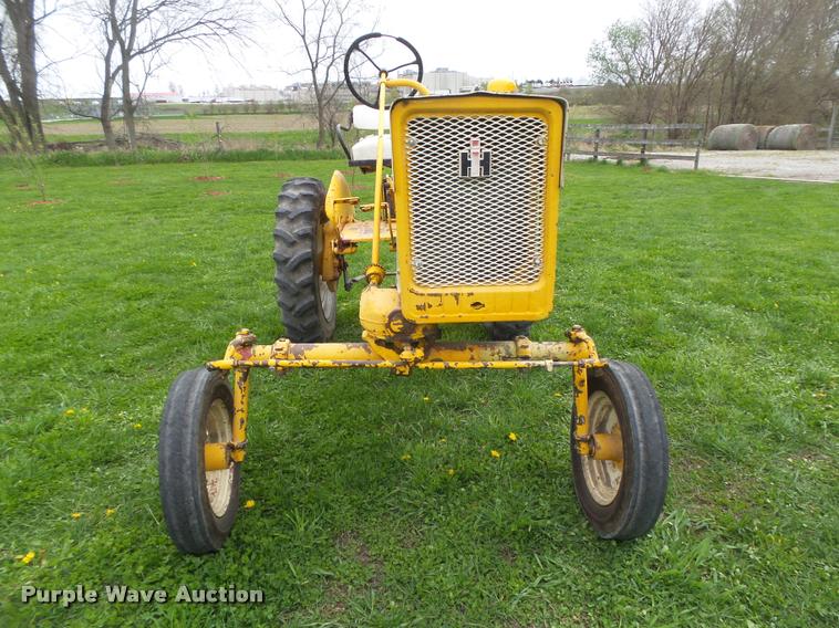 image for item AU9565 1967 International Cub tractor