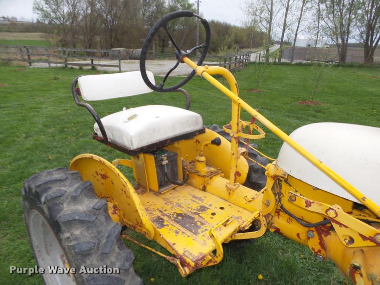 image for item AU9565 1967 International Cub tractor