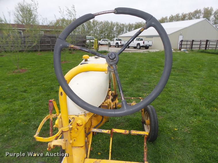 image for item AU9565 1967 International Cub tractor