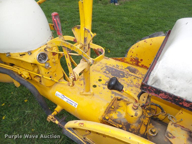 image for item AU9565 1967 International Cub tractor