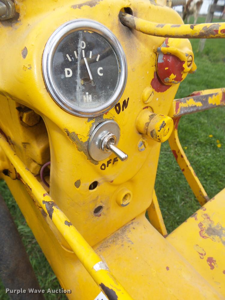 image for item AU9565 1967 International Cub tractor