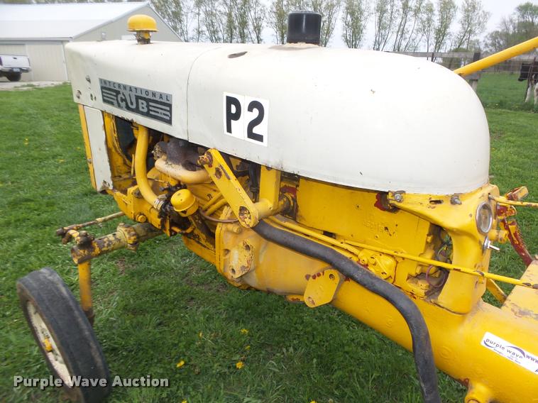 image for item AU9565 1967 International Cub tractor