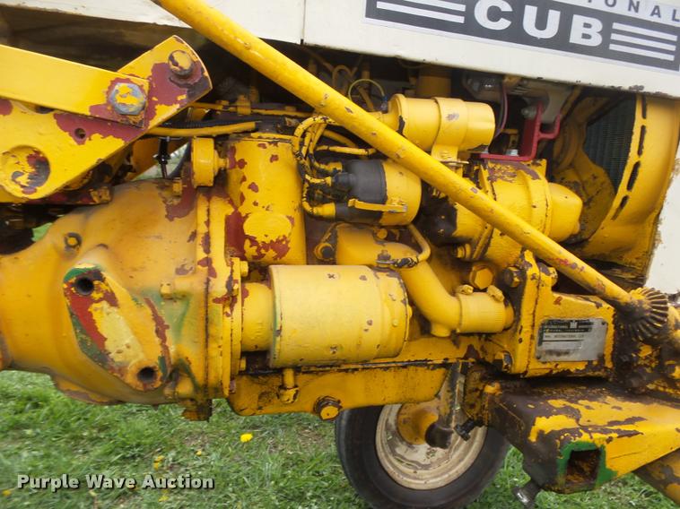 image for item AU9565 1967 International Cub tractor