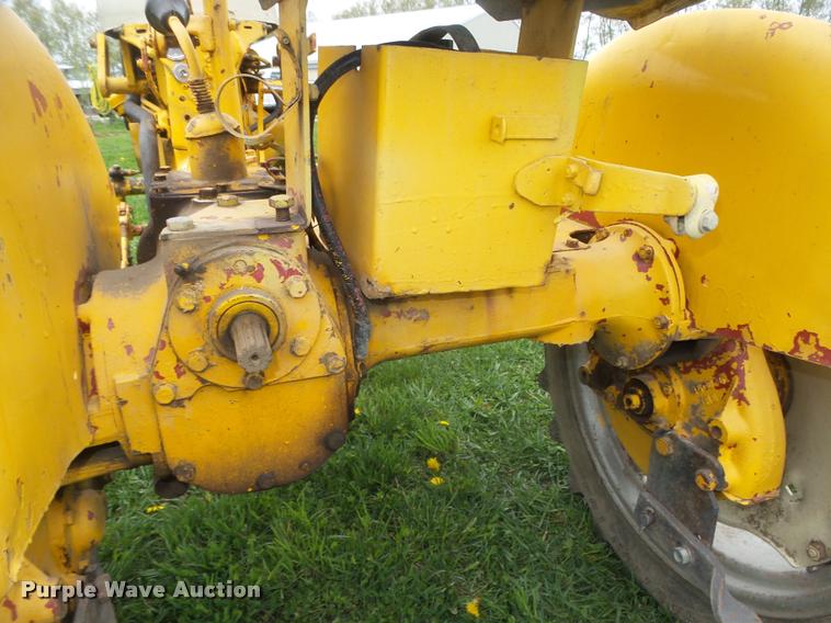 image for item AU9565 1967 International Cub tractor