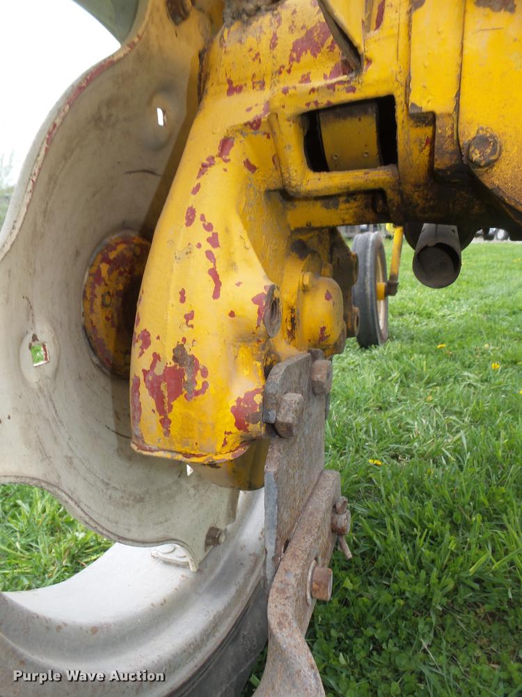 image for item AU9565 1967 International Cub tractor