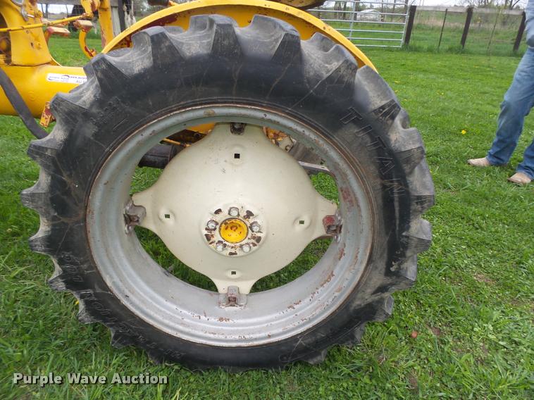 image for item AU9565 1967 International Cub tractor