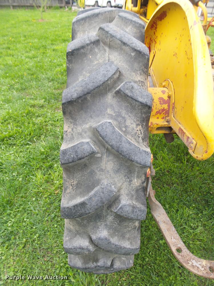 image for item AU9565 1967 International Cub tractor