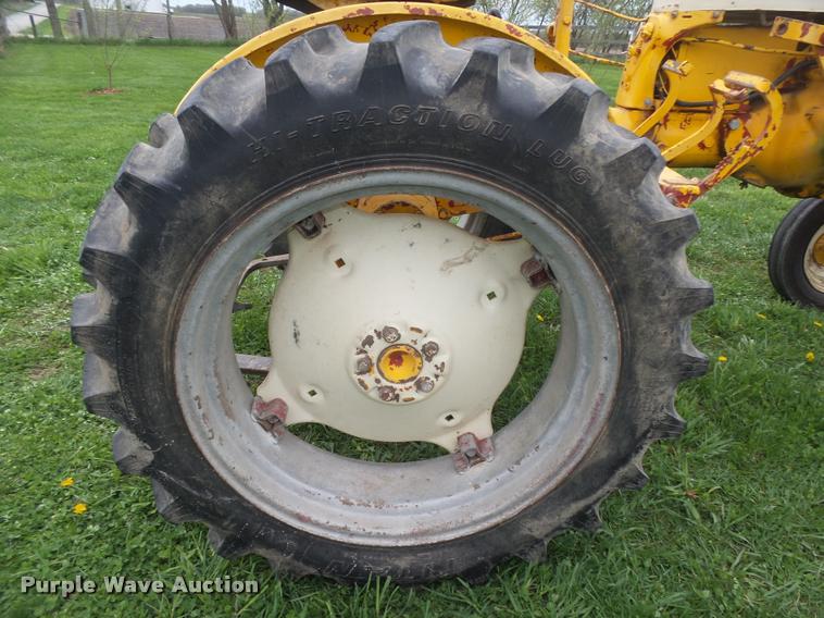 image for item AU9565 1967 International Cub tractor