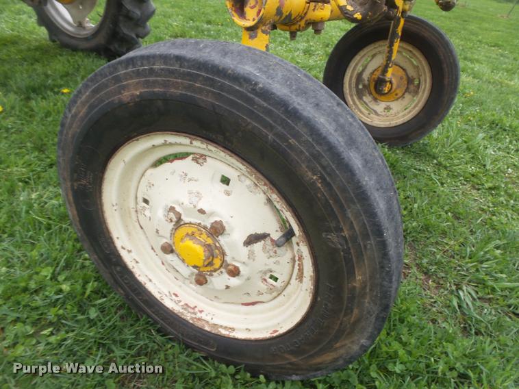 image for item AU9565 1967 International Cub tractor