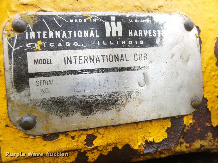image for item AU9565 1967 International Cub tractor