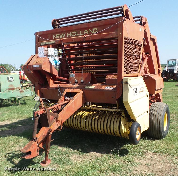 image for item BZ9652 1979 New Holland 851 round baler