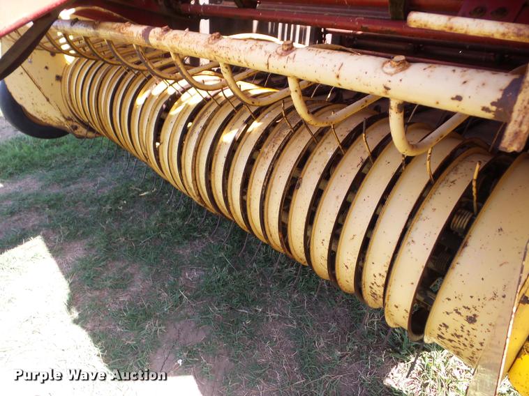 image for item BZ9652 1979 New Holland 851 round baler