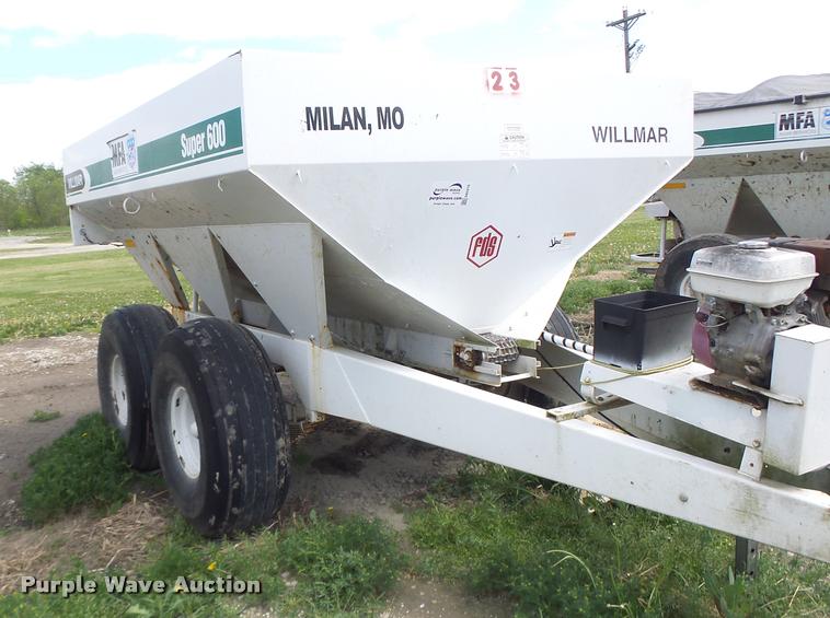 image for item DA3470 Willmar Super 600 fertilizer spreader
