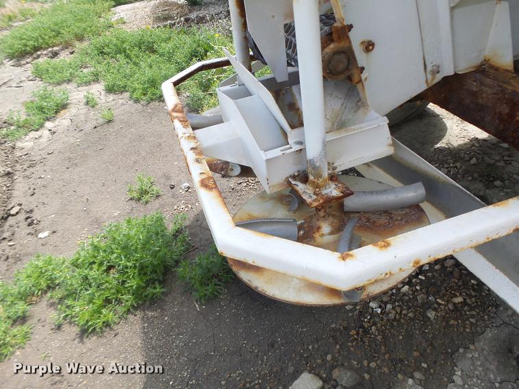 image for item DA3470 Willmar Super 600 fertilizer spreader