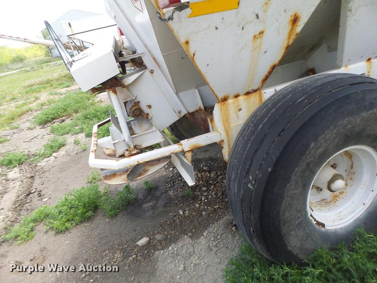 image for item DA3470 Willmar Super 600 fertilizer spreader