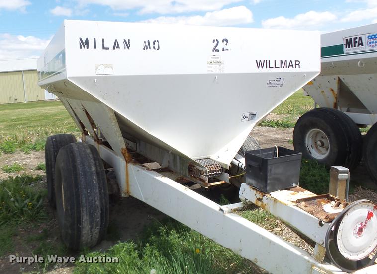 image for item DA3471 Willmar Super 600 fertilizer spreader