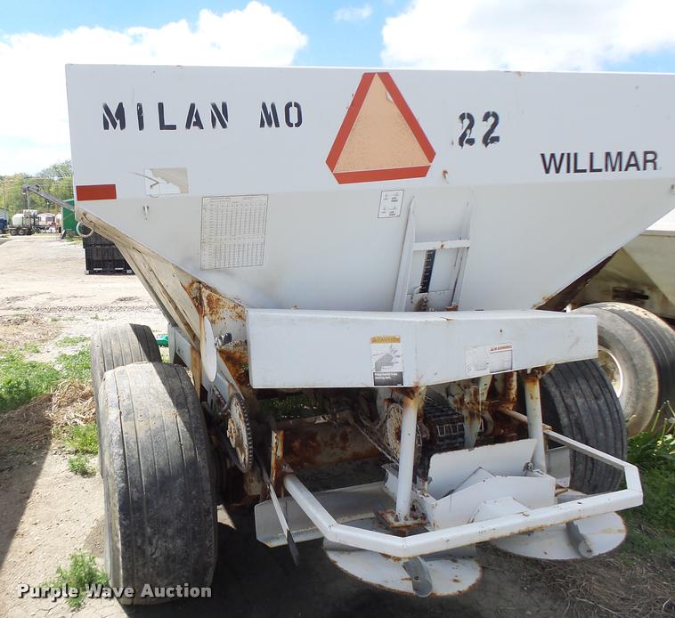image for item DA3471 Willmar Super 600 fertilizer spreader