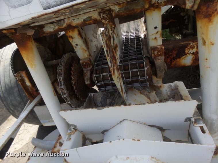 image for item DA3471 Willmar Super 600 fertilizer spreader