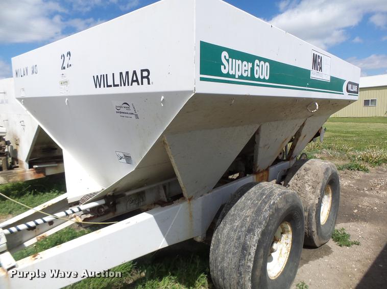 image for item DA3471 Willmar Super 600 fertilizer spreader