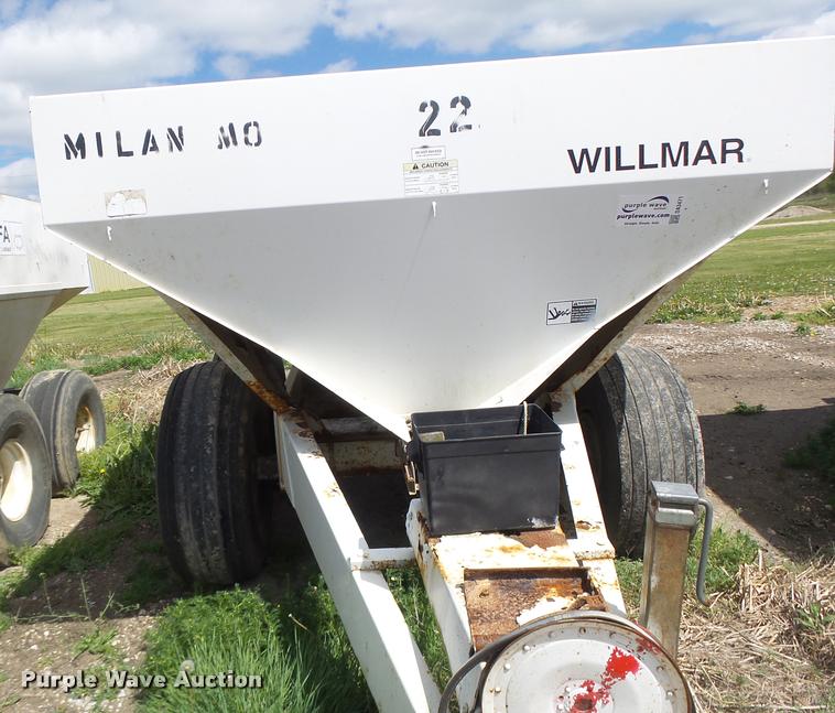image for item DA3471 Willmar Super 600 fertilizer spreader